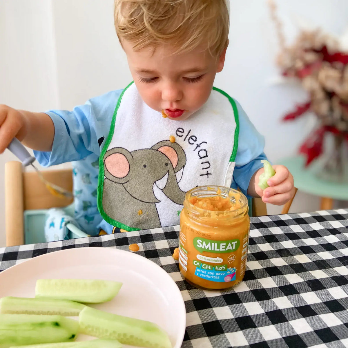 Niño comiendo tarrito arroz pavo y verduras