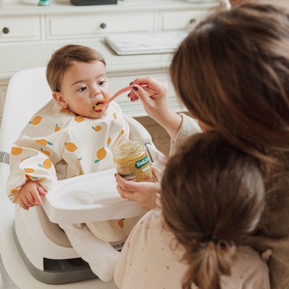 bebé comiendo un tarrito de brócoli cordero y chirivía