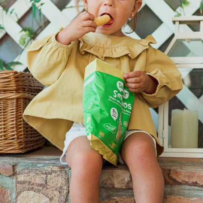 bebe comiendo smilitos de manzana y platano