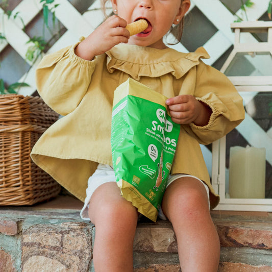 bebe comiendo smilitos de manzana y platano